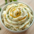 Aardappelpuree met groene kruiden