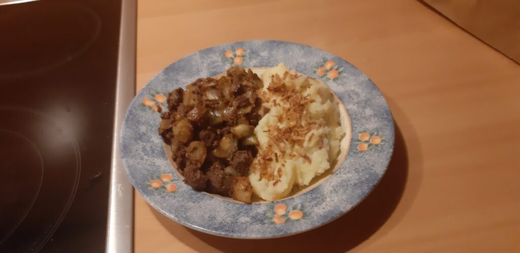 Aardappelpuree met Indische gebakken uitjes