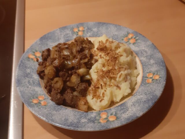 Aardappelpuree met Indische gebakken uitjes