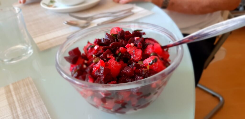 Aardappelsalade met bietjes en ansjovis. Heerlijke gezonde zomersalade.