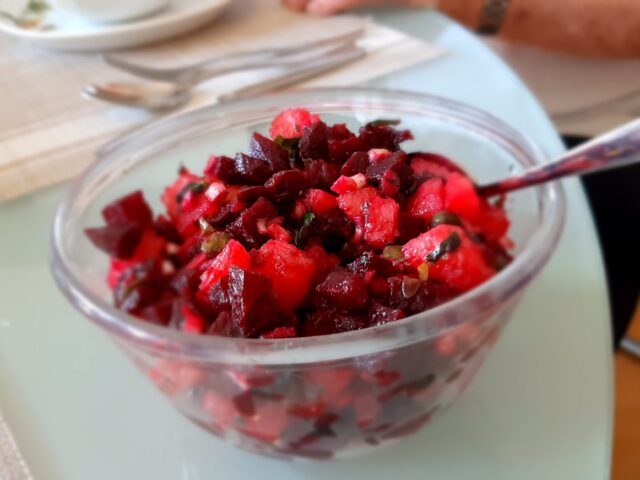 Aardappelsalade met bietjes en ansjovis. Lekkere gezonde zomersalade.