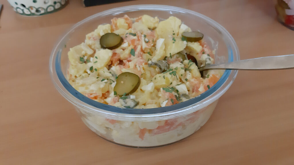 Aardappelsalade met gerookte zalm, eieren en honing-mosterddressing