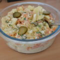 Aardappelsalade met gerookte zalm, eieren en honing-mosterddressing