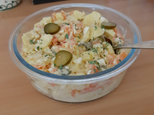 Aardappelsalade met gerookte zalm, eieren en honing-mosterddressing