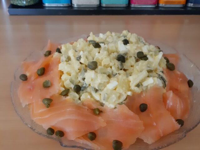 Aardappelsalade met gerookte zalm
