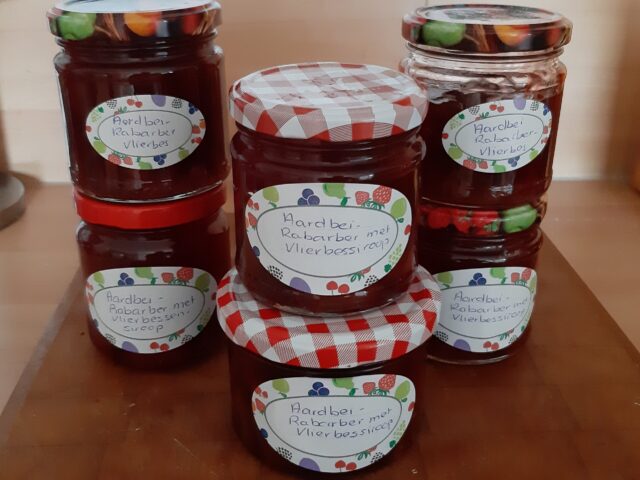 Aardbeien-rabarberjam met vlierbloesemsiroop