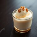 Ahornsiroop(ijs)mousse met gekaramelliseerde walno
