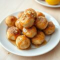 Amandelbeignets met honingsaus