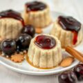 Amaretto griesmeelpuddinkjes met pruimen