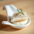 Amuse: Gerookte pangasiusfilet met Hüttenkäse