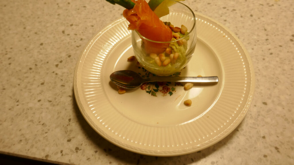 Amuse met aspergetip, avocadomousse en gerookte zalm