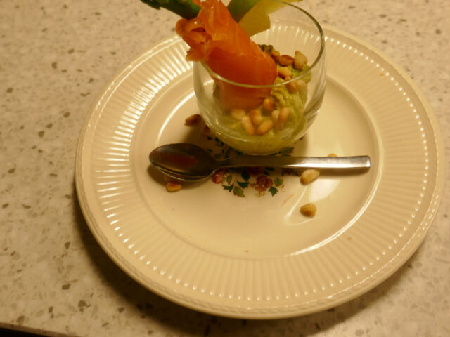 Amuse met aspergetip, avocadomousse en gerookte zalm