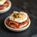 Amuse met rookvlees en geitenkaas met amandelen