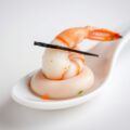 Amuse van krabmousse en scampies