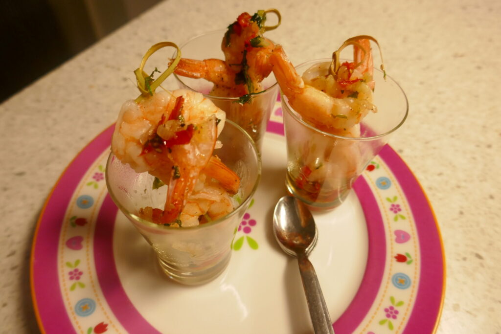 Amuse van warme kruidige knoflook garnalen