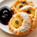 Ananas halve maantjes met bosbessensaus