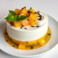 Ananas, mango, basilicum en chocolade puur dessert