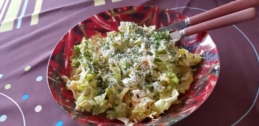 Andijviesalade met eieren en mosterddressing