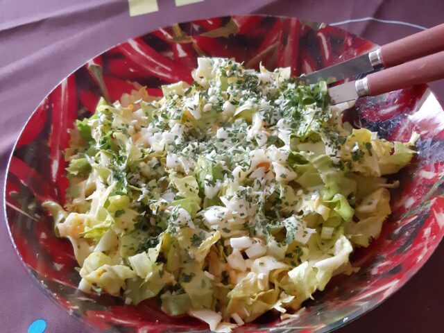 Andijviesalade met eieren en honing-mosterddressing