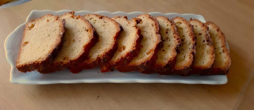 Appelcake met een krokante bovenlaag van kaneelsuiker
