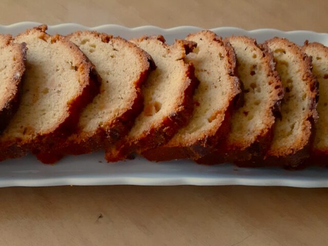 Appelcake met een krokante bovenlaag van kaneelsuiker