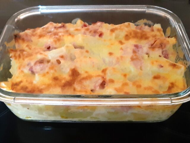 Ovenschotel met asperges, ham, ei en voorgekookte aardappelschijfjes