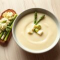 Aspergeroomsoep met eiersalade op sneetje Limburgs roggebrood