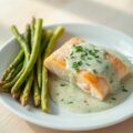 Asperges met gepocheerde zalm en bieslooksaus