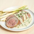 Asperges met Kervelsaus en Lamshaas