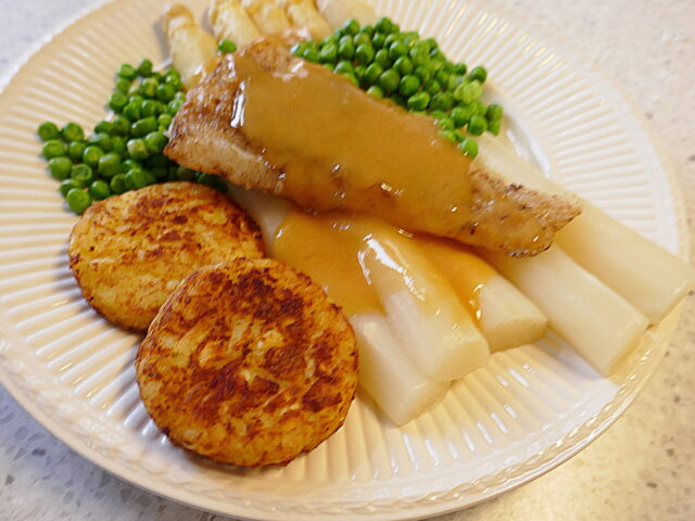 Asperges met misobotersaus, tuinerwtjes en kabeljauw