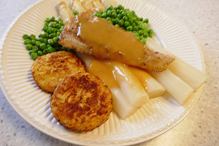 Asperges met misobotersaus, tuinerwtjes en kabeljauw