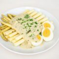 Asperges met mosterdtuinkruidensaus