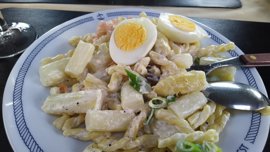 Asperges met pasta, gerookte zalm en een eitje