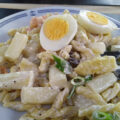 Asperges met pasta, gerookte zalm en een eitje