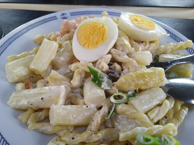 Asperges met pasta, gerookte zalm en een eitje