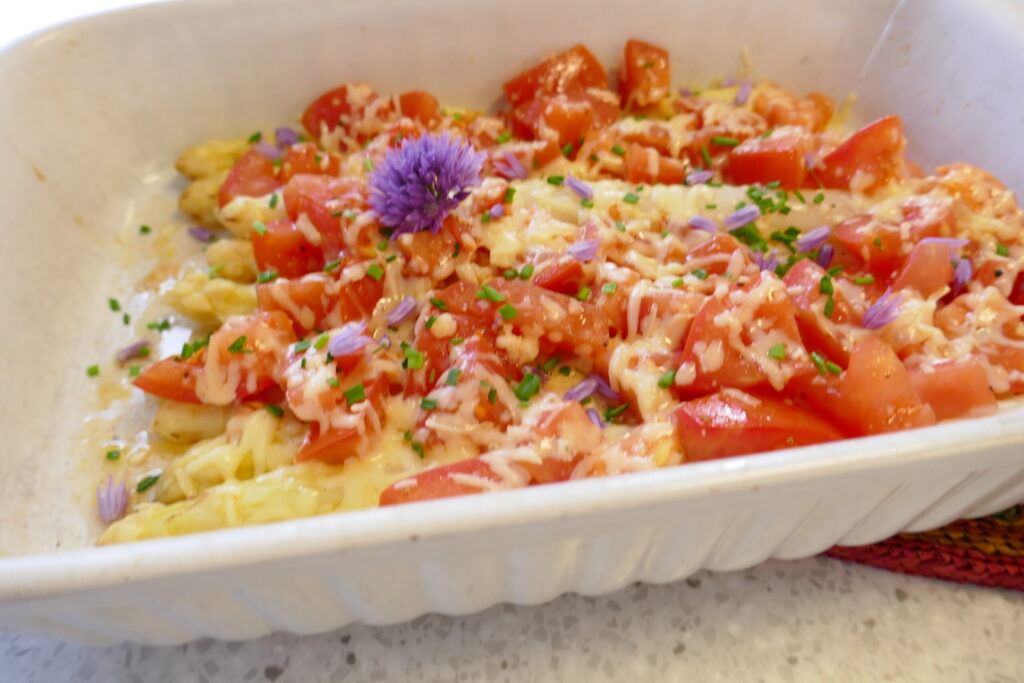 Asperges met tomaat en een vleugje kaas