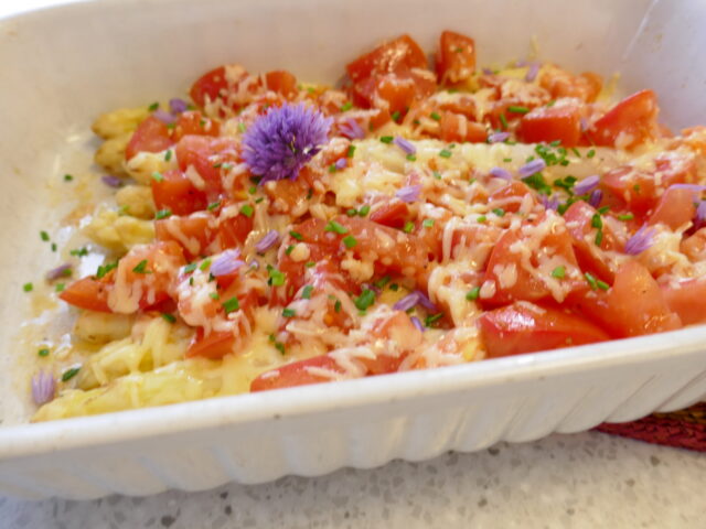 Asperges met tomaat en een vleugje kaas