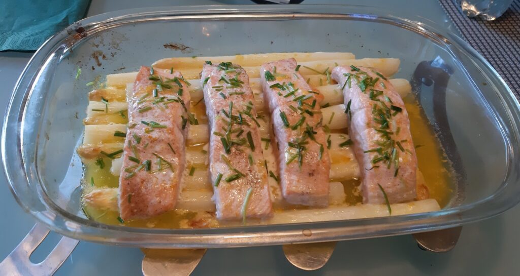 Asperges met zalm en sinaasappel-honingsaus uit de oven