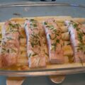 Asperge ovenschotel met zalm en sinaasappel-honingsaus.