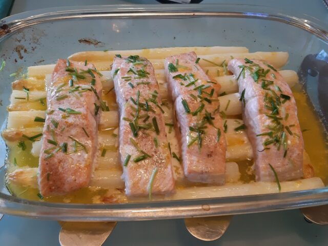 Asperge ovenschotel met zalm en sinaasappel-honingsaus.