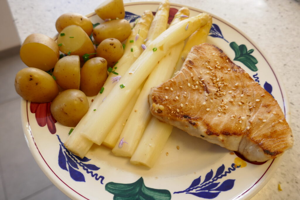 Asperges uit de slowcooker met witte tonijn en gekookte krieltjes