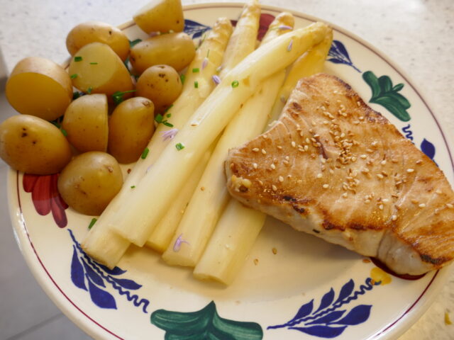 Asperges uit de slowcooker met witte tonijn en gekookte krieltjes