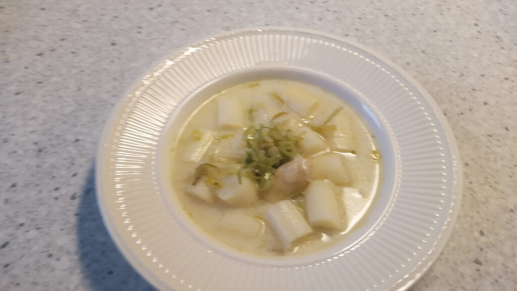 Aspergessoep met gebakken ringetjes prei