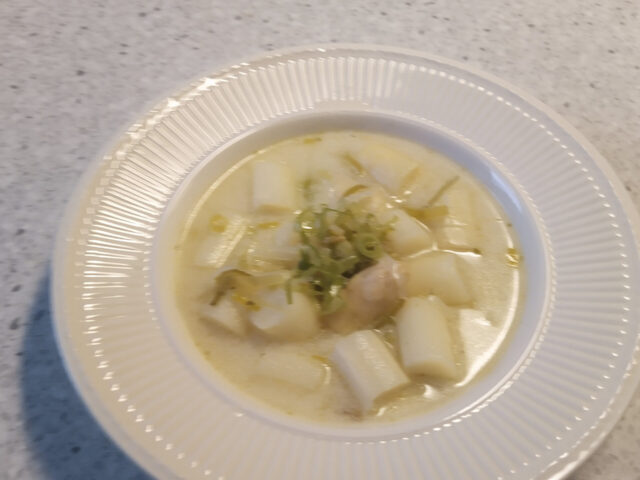 Aspergessoep met gebakken ringetjes prei