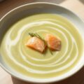 Aspergessoep met zalmquenelles