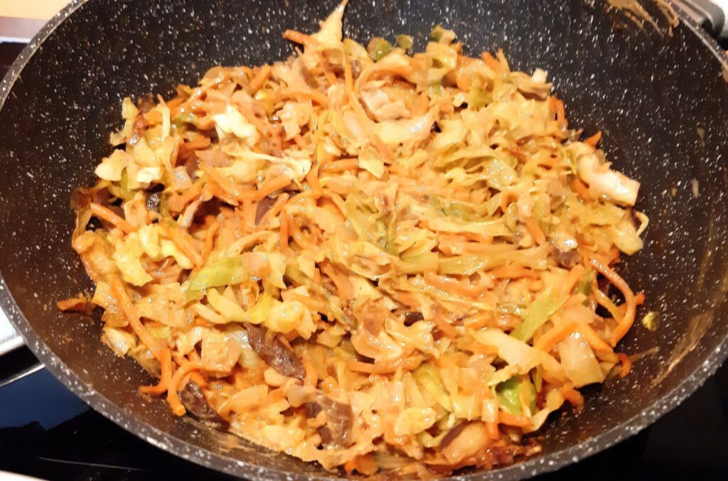 Aziatisch gekruide spitskool met shiitake en prei uit de wok. Erg lekker en gezond.