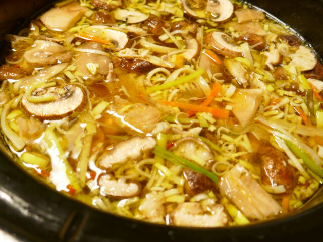 Aziatische ” BahMie ” soep uit de slowcooker