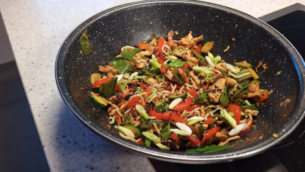 Aziatische groente wok met kip en diverse groente
