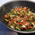 Aziatische groente wok met kip en diverse groente
