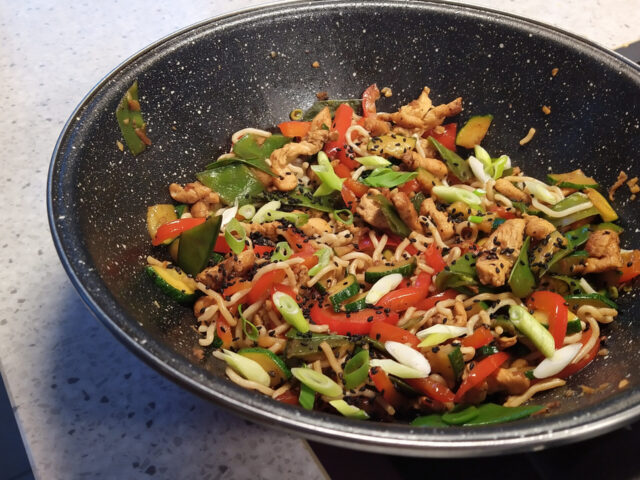 Aziatische groente wok met kip en diverse groente